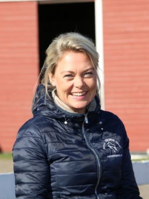 Monica Larsen, Stall Verdens Ende